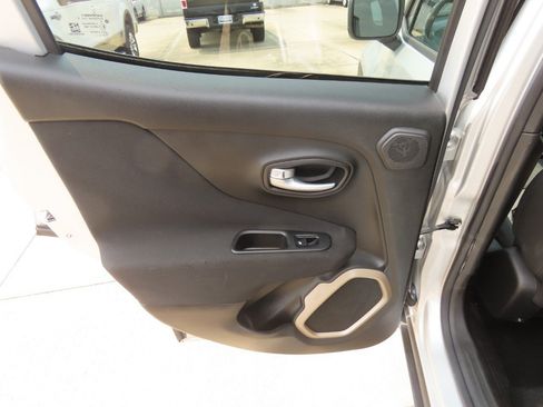 Used 2015 Jeep Renegade Latitude w/ Popular Equipment Group FWD image 19