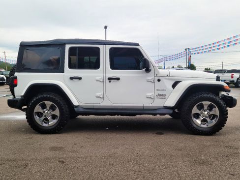 Used 2018 Jeep Wrangler Unlimited Sahara AWD/4WD image 18