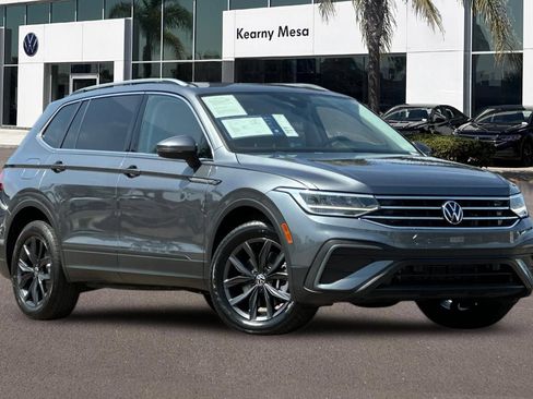 Used 2023 Volkswagen Tiguan SE w/ Panoramic Sunroof Package FWD image 2