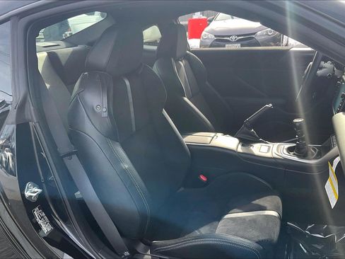 Used 2023 Toyota GR86 Premium w/ ALL Weather Mat Package (TMS) image 9