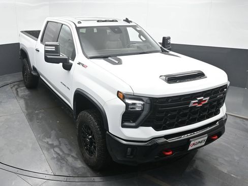 Used 2024 Chevrolet Silverado 2500 ZR2 w/ Technology Package image 39