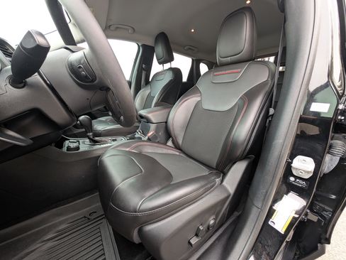 Used 2022 Jeep Cherokee Trailhawk image 16