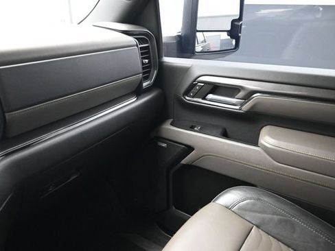 Used 2024 Chevrolet Silverado 2500 ZR2 w/ Technology Package AWD/4WD image 8