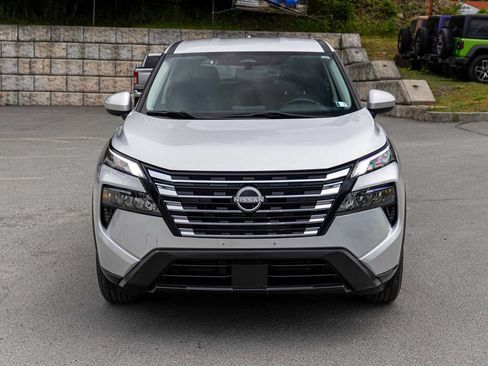Used 2024 Nissan Rogue SV AWD/4WD image 2