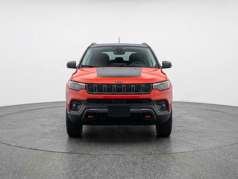 Used 2025 Jeep Compass Trailhawk image 2