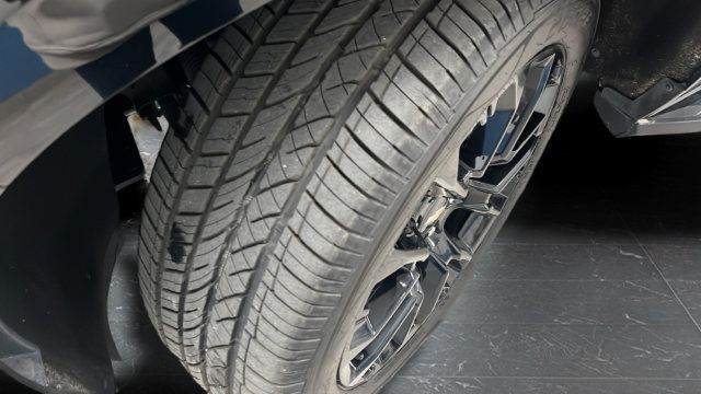 Used 2025 Chevrolet Suburban Premier AWD/4WD image 38