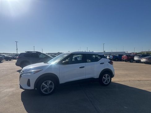 Used 2022 Nissan Kicks S image 10