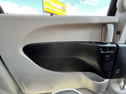 Used 2017 Chrysler Pacifica Limited w/ UConnect Theater Package FWD image 26