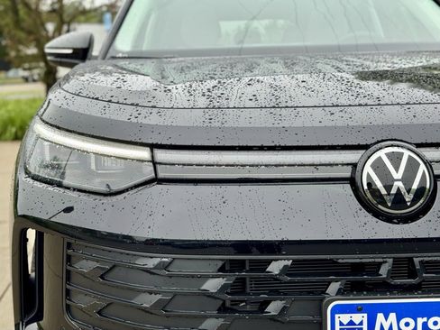 New 2025 Volkswagen Tiguan SE image 3