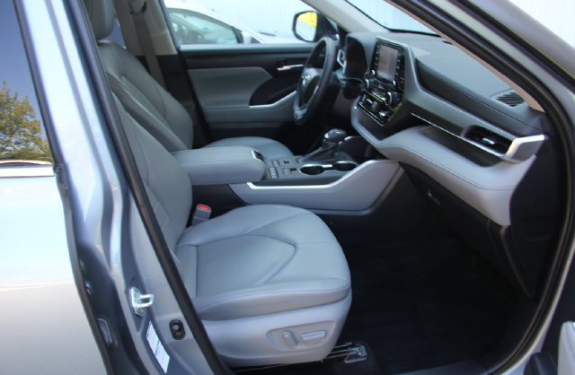 Used 2022 Toyota Highlander XLE AWD/4WD image 41