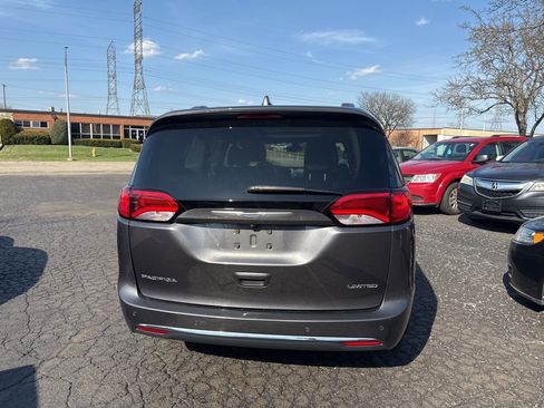 Used 2017 Chrysler Pacifica Limited w/ UConnect Theater Package image 5