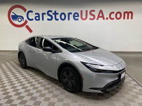 Used 2025 Toyota Prius LE image 1