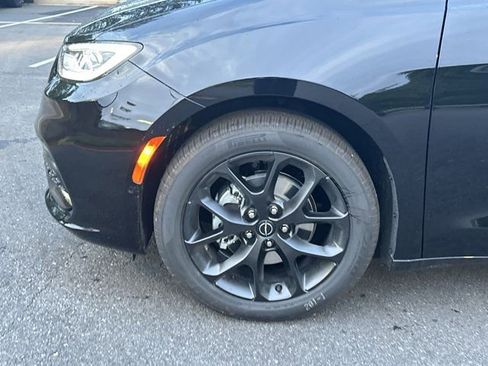 New 2026 Chrysler Pacifica Limited w/ S Appearance Package image 11