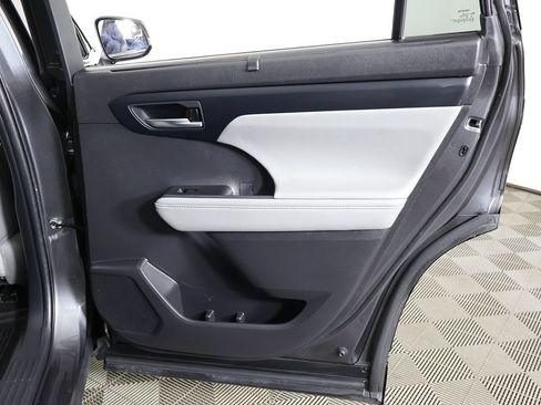 Used 2023 Toyota Highlander XLE FWD image 27