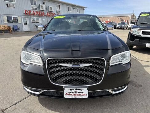 Used 2020 Chrysler 300 Limited RWD image 9