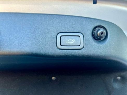 Used 2011 Jaguar XJ L image 9