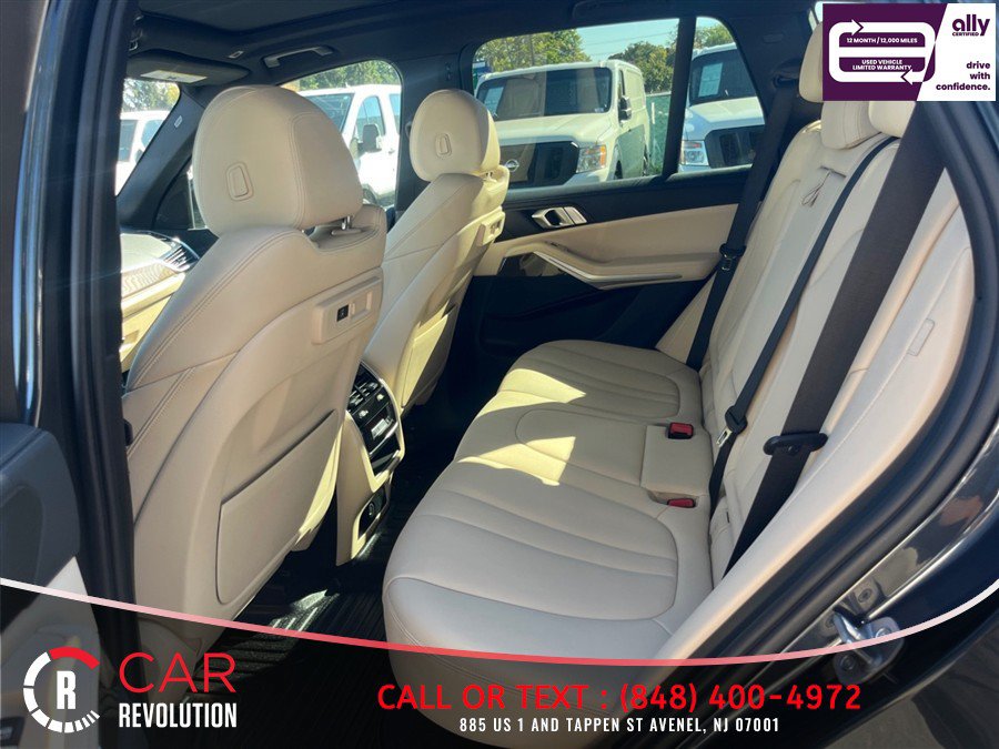 Used 2022 BMW X5 xDrive40i w/ Parking Assistance Package AWD/4WD image 32