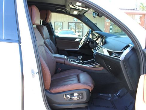 Used 2019 BMW X7 xDrive50i w/ M Sport Package image 16