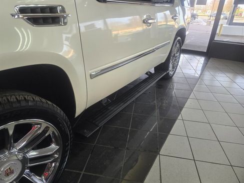 Used 2012 Cadillac Escalade Platinum image 36