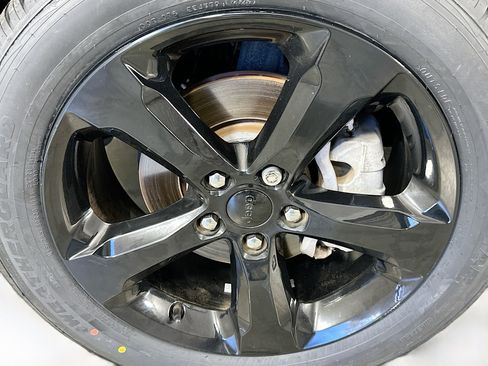 Used 2023 Jeep Grand Cherokee Limited w/ Black Appearance Package image 30