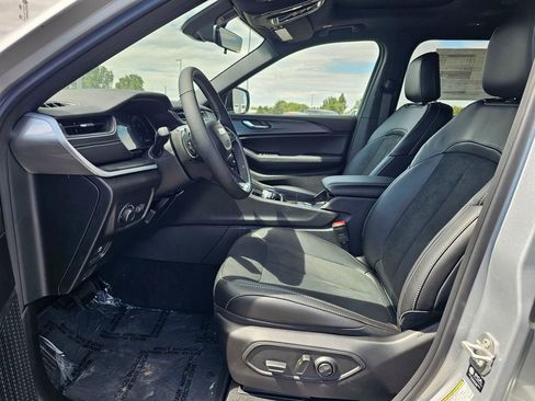 New 2025 Jeep Grand Cherokee L Altitude image 8