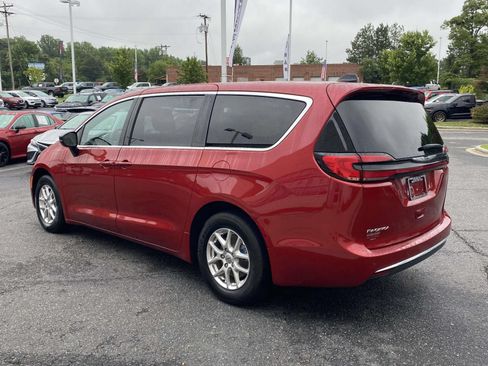 Used 2025 Chrysler Pacifica Select FWD image 5