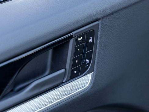 Certified 2025 Porsche Cayenne Coupe image 22