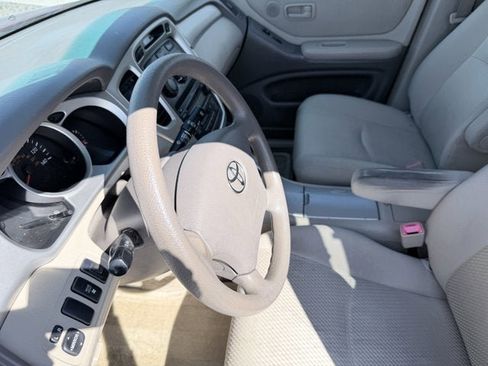 Used 2005 Toyota Highlander 4WD V6 w/ 3rd Row image 14