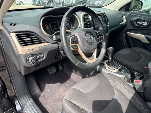 Used 2017 Jeep Cherokee Latitude FWD image 19