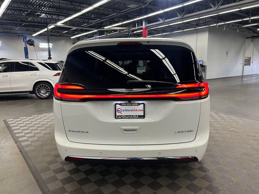 Used 2026 Chrysler Pacifica Limited FWD image 10