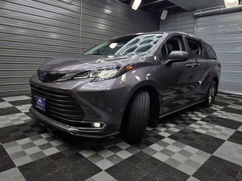Used 2023 Toyota Sienna XLE FWD image 42