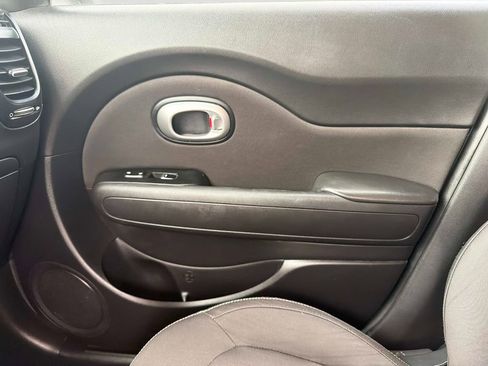 Used 2019 Kia Soul FWD image 23