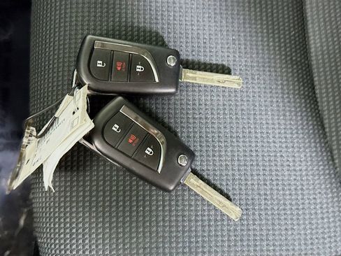 Certified 2025 Toyota RAV4 LE AWD/4WD image 31