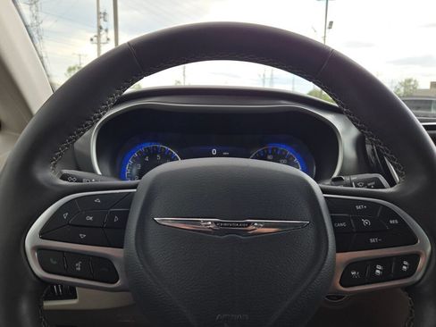 Certified 2024 Chrysler Pacifica Touring-L FWD image 33