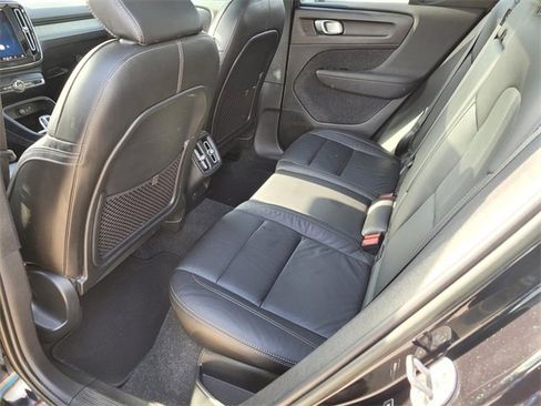 Used 2023 Volvo XC40 B4 Ultimate image 3