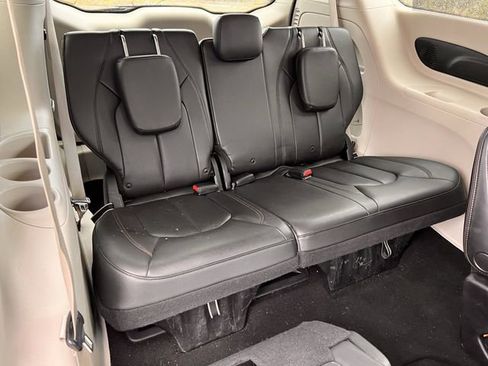 Used 2017 Chrysler Pacifica Touring-L Plus image 28