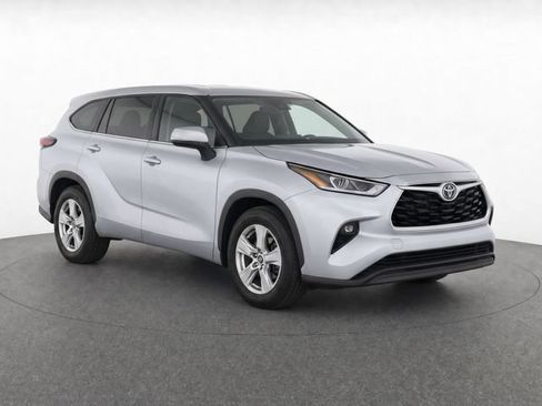 Used 2024 Toyota Highlander LE AWD/4WD image 3