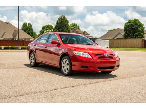 Used 2009 Toyota Camry LE FWD image 3