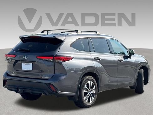 Used 2021 Toyota Highlander XLE AWD/4WD image 9