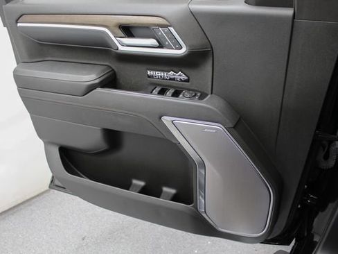 Used 2025 Chevrolet Silverado 1500 High Country w/ High Country Premium Package AWD/4WD image 17
