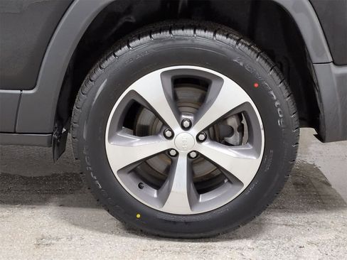 Used 2019 Jeep Cherokee Limited image 14