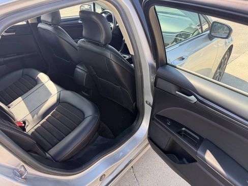 Used 2018 Ford Fusion SE w/ Equipment Group 201A FWD image 15