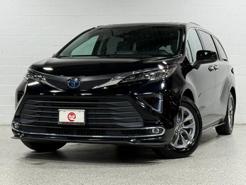 Used 2021 Toyota Sienna XLE FWD image 2