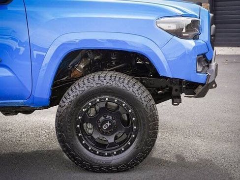 Used 2020 Toyota Tacoma TRD Sport w/ Technology Package AWD/4WD image 4