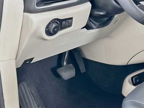 Used 2024 Chrysler Pacifica Touring-L image 10