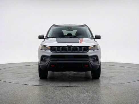 Used 2025 Jeep Compass Trailhawk AWD/4WD image 2