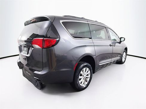 Used 2017 Chrysler Pacifica Touring-L image 7