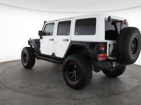 Used 2017 Jeep Wrangler Unlimited Rubicon w/ Connectivity Group AWD/4WD image 9