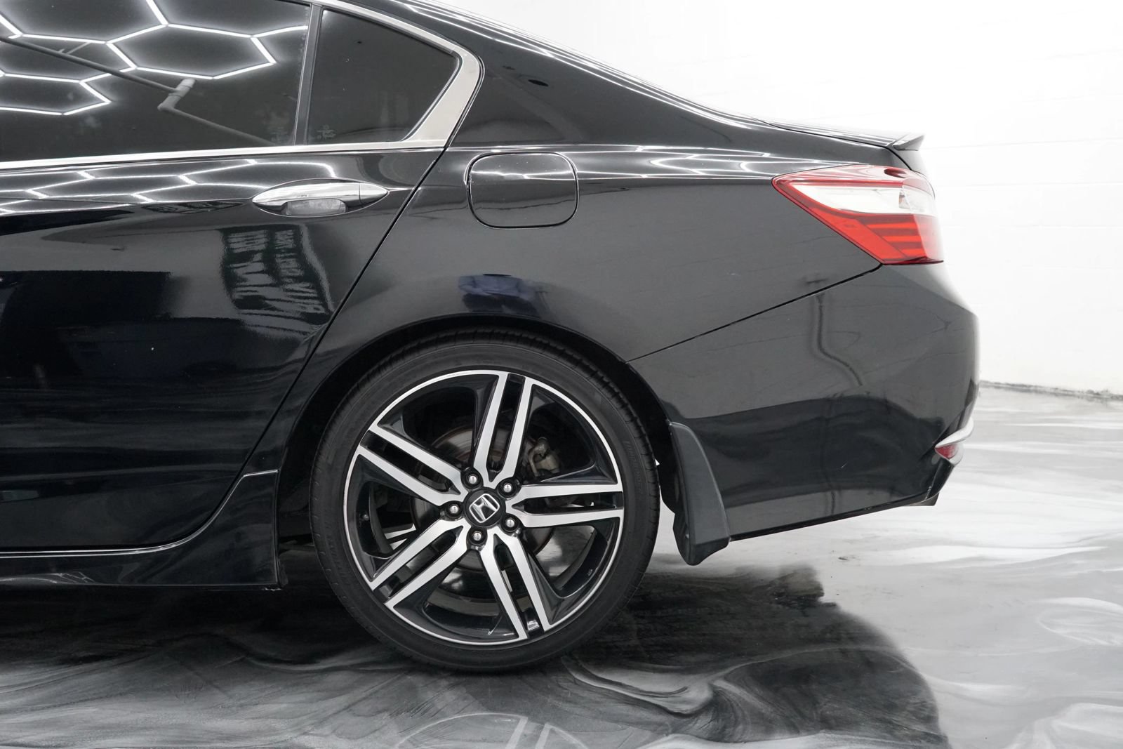 Used 2017 Honda Accord Sport image 11