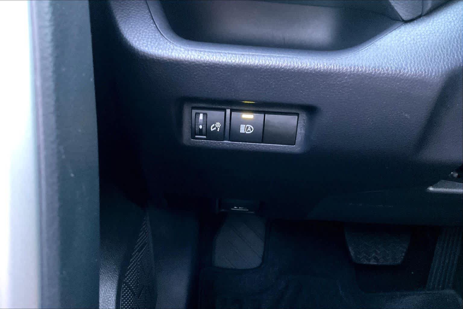 Used 2025 Toyota RAV4 XLE FWD image 33